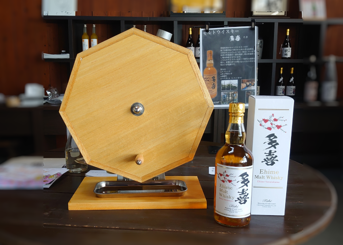 愛媛初のモルトウイスキーと愛媛初の手作り福引抽選器(ガラポン工房製) 愛媛初のモルトウイスキーと愛媛初の手作り福引抽選器(ガラポン工房製)